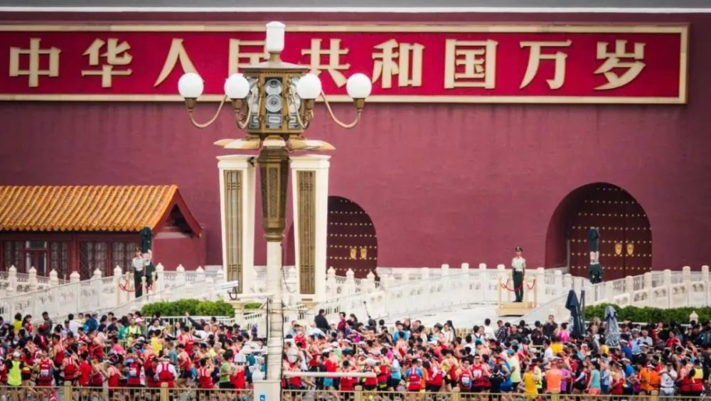媒体指出，拜仁主帅图赫尔希望在冬窗签下一名后卫，而富安健洋被认为是拜仁考虑的目标之一，但阿森纳希望留下这位25岁的日本球员。